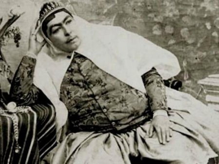 Photo Shah of Iran and his harem