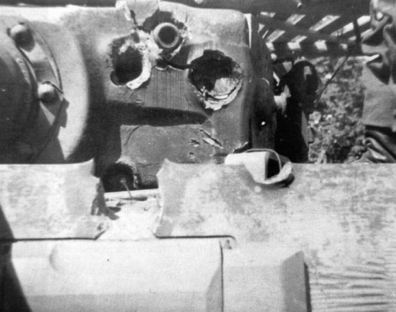 Танки пробитие брони. Пробитие тигра 1. Орудие танка тигр 1. Тигр танк пробитие. Танк тигр 1942 года.