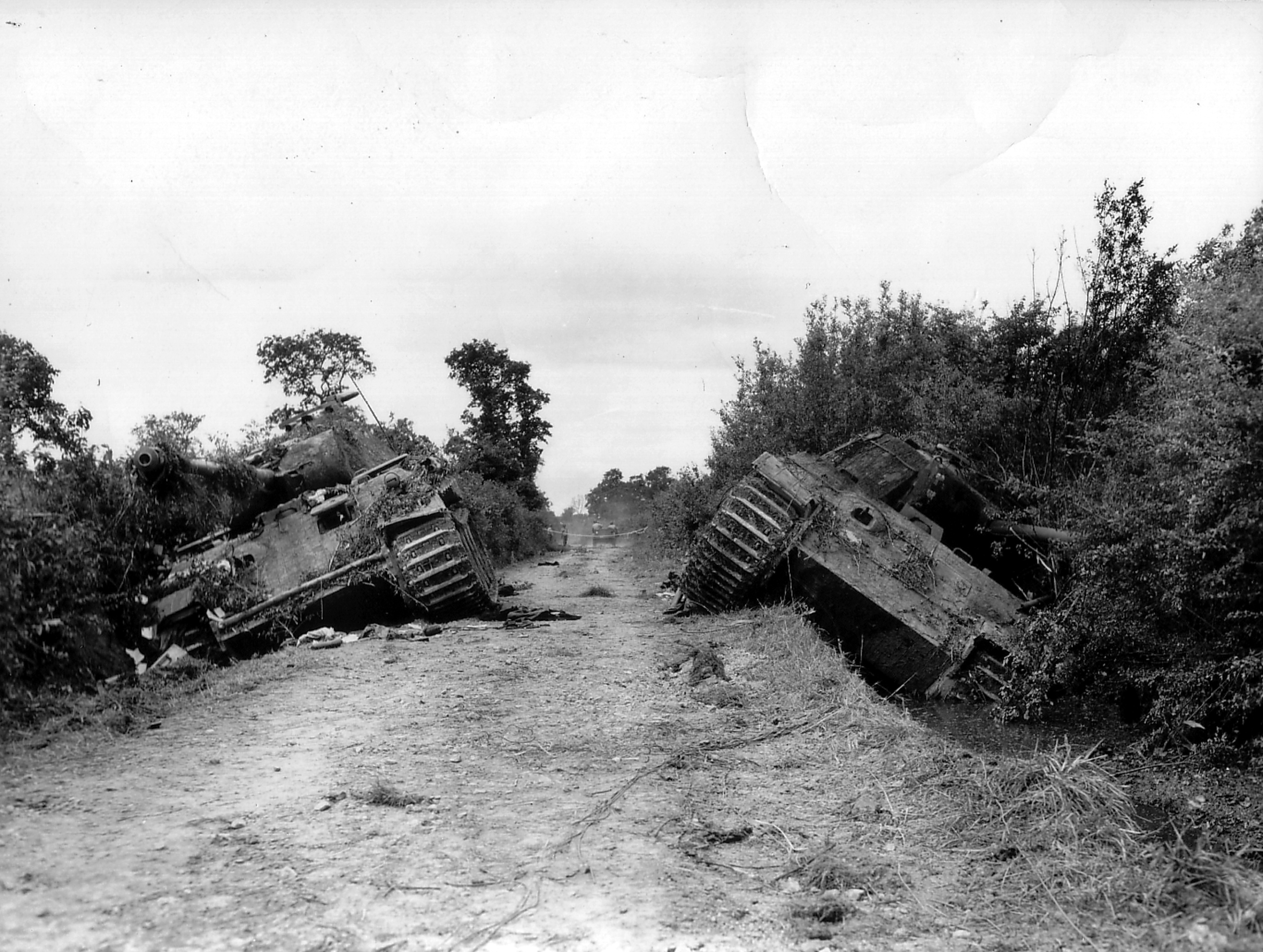 Видео немецких танков. Нормандия 1944 танки подбитые. Танк пантера в Нормандии 1944. Курская дуга подбитые танки. Подбитый танк пантера.